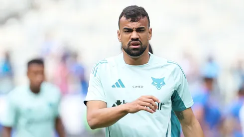 Fabricio Bruno jogador do Cruzeiro durante aquecimento antes da partida contra o Fluminense no estadio Mineirao pelo campeonato Brasileiro A 2025. Foto: Gilson Lobo/AGIF