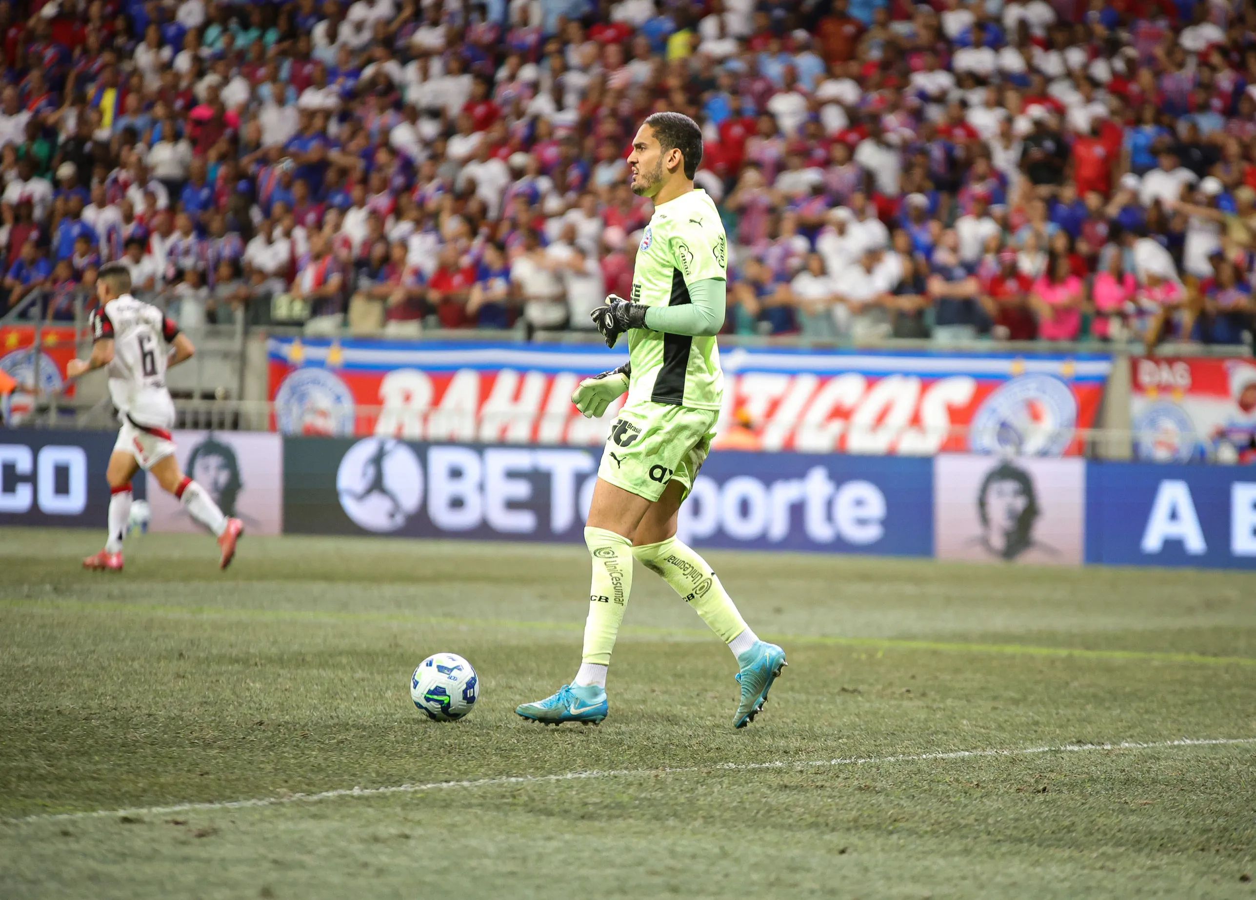 BA – SALVADOR – 05/10/2025 – BRASILEIRO A 2025, BAHIA X FLAMENGO – Ronaldo goleiro do Bahia durante partida contra o Flamengo no estadio Fonte Nova pelo campeonato Brasileiro A 2025. Foto: Marcio Jose/AGIF