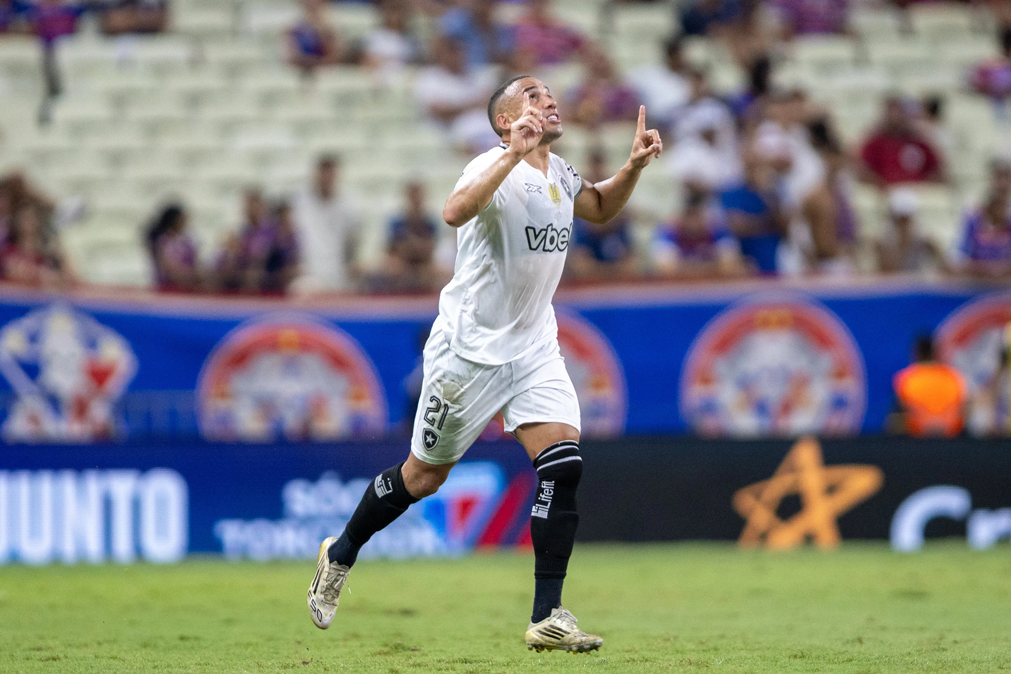 Marçal jogador do Botafogo comemora seu gol durante partida contra o Fortaleza –  Foto: Baggio Rodrigues/AGIF