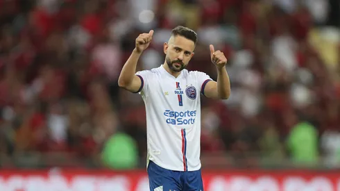 Everton Ribeiro of Bahia cheers Flamengo fans at the end of the match between Flamengo and Bahia as part of Brasileirao 2024 at Maracana Stadium on June 20, 2024 in Rio de Janeiro, Brazil. (Photo by Wagner Meier/Getty Images)
