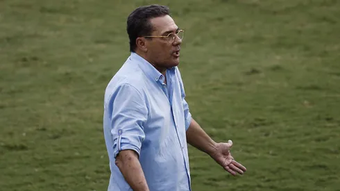Vanderlei Luxemburgo, Head coach of Vasco da Gama, gives instructions to his players during the match between Vasco da Gama and Bahia as part of the Brasileirao Series A at Sao Januario Stadium on January 31, 2021 in Rio de Janeiro, Brazil. (Photo by Bruna Prado/Getty Images)