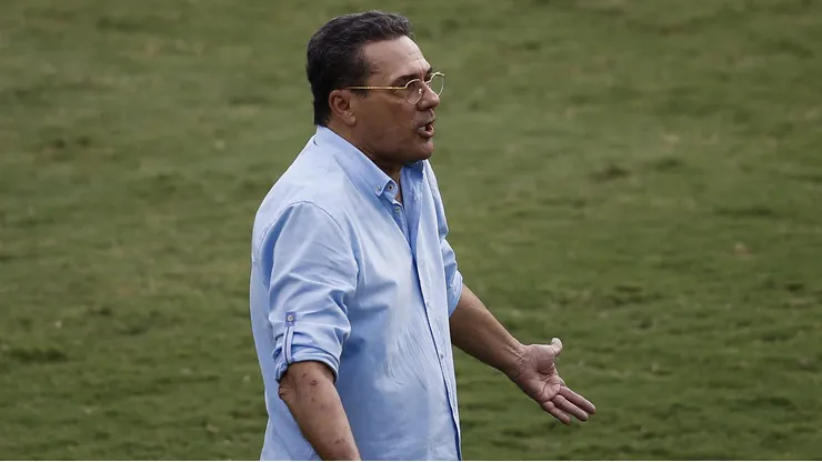 Vanderlei Luxemburgo, Head coach of Vasco da Gama, gives instructions to his players during the match between Vasco da Gama and Bahia as part of the Brasileirao Series A at Sao Januario Stadium on January 31, 2021 in Rio de Janeiro, Brazil. (Photo by Bruna Prado/Getty Images)