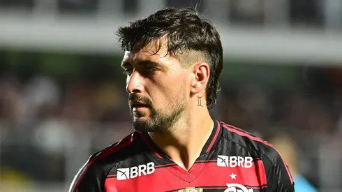 De Arrascaeta jogador do Flamengo durante partida contra o Sao Paulo no estadio Vila Belmiro pelo campeonato Brasileiro A 2025. Foto: Jota Erre/AGIF