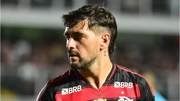 De Arrascaeta jogador do Flamengo durante partida contra o Sao Paulo no estadio Vila Belmiro pelo campeonato Brasileiro A 2025. Foto: Jota Erre/AGIF