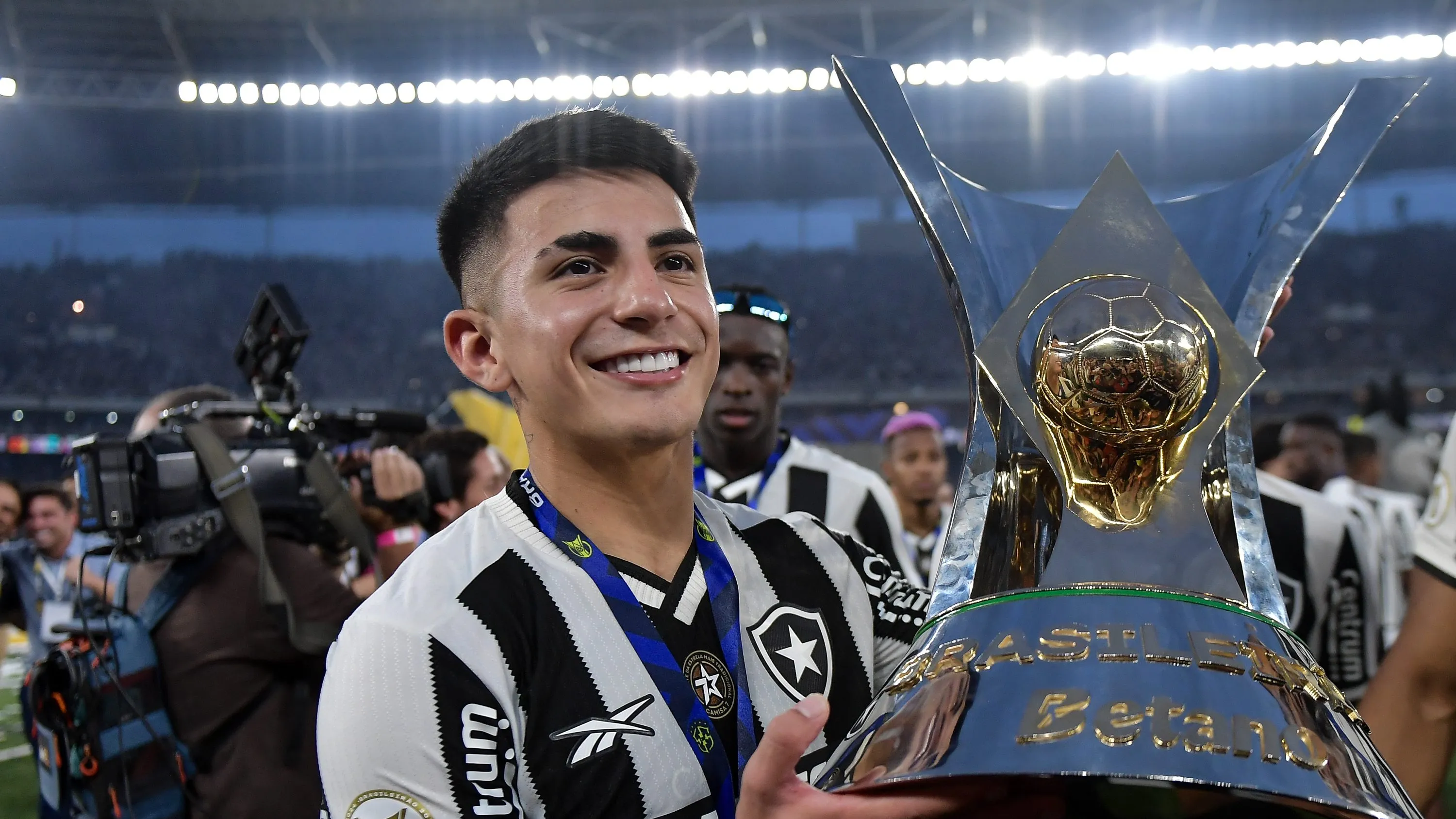 Almada jogador do Botafogo levanta a taca de campeao durante cerimonia de premiacao ao final da partida contra o Sao Paulo no estadio Engenhao pela decisao do campeonato Brasileiro A 2024. Foto: Thiago Ribeiro/AGIF
