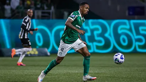Allan jogador do Palmeiras durante partida contra o Santos no estadio Arena Allianz Parque pelo campeonato Brasileiro A 2025.