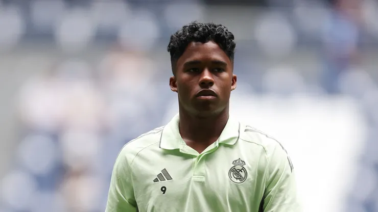Endrick, do Real Madrid, chega ao estádio antes da partida da LaLiga EA Sports entre Real Madrid CF e RCD Espanyol de Barcelona, no Estádio Santiago Bernabéu, em 20 de setembro de 2025, em Madri, Espanha. (Foto de Florencia Tan Jun/Getty Images)