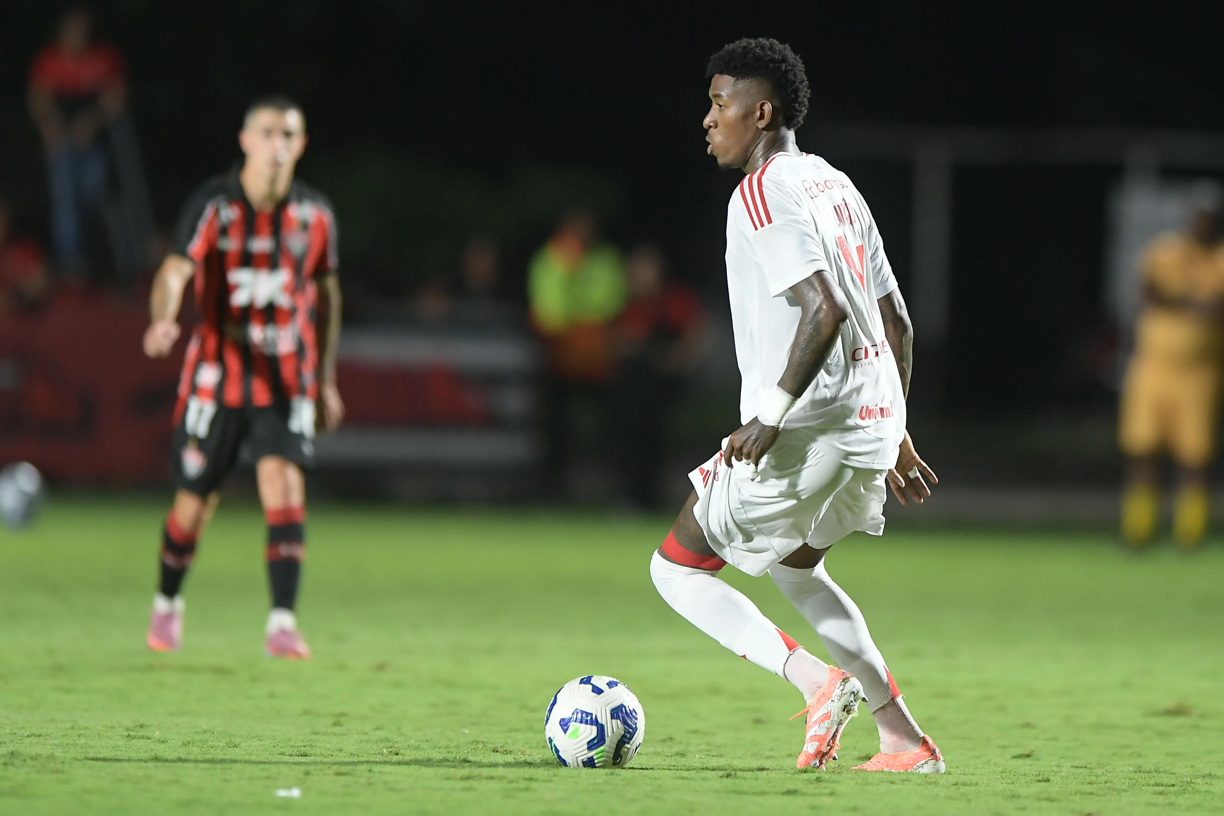 BA – SALVADOR – 05/11/2025 – BRASILEIRO A 2025, VITORIA X INTERNACIONAL – Vitao jogador do Internacional durante partida contra o Vitoria no estadio Barradao pelo campeonato Brasileiro A 2025. Foto: Jhony Pinho/AGIF