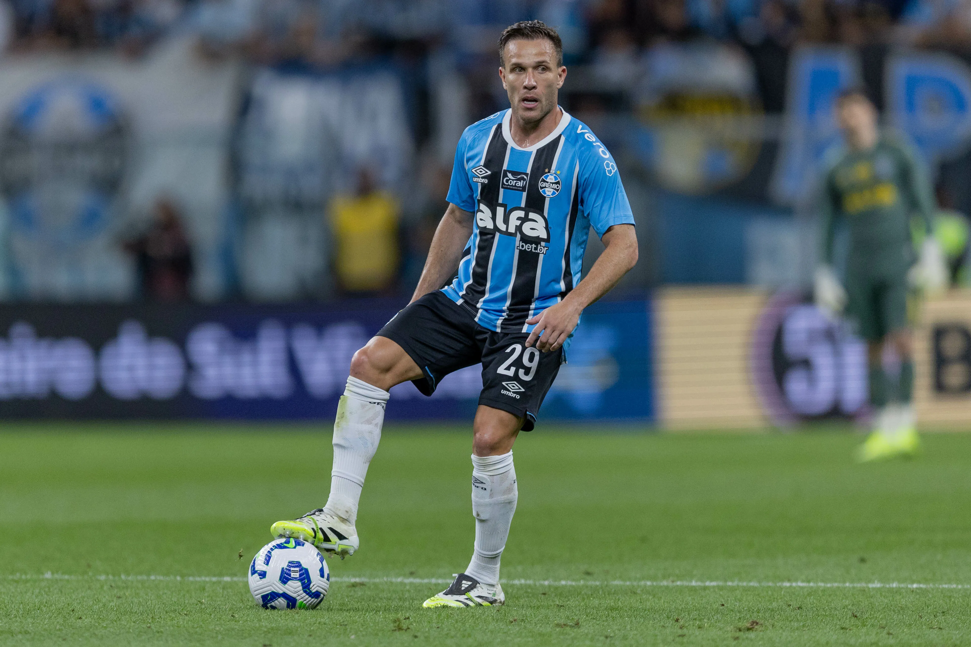 Arthur jogador do Gremio durante partida contra o Cruzeiro no estadio Arena do Gremio pelo campeonato Brasileiro A 2025. Foto: Liamara Polli/AGIF