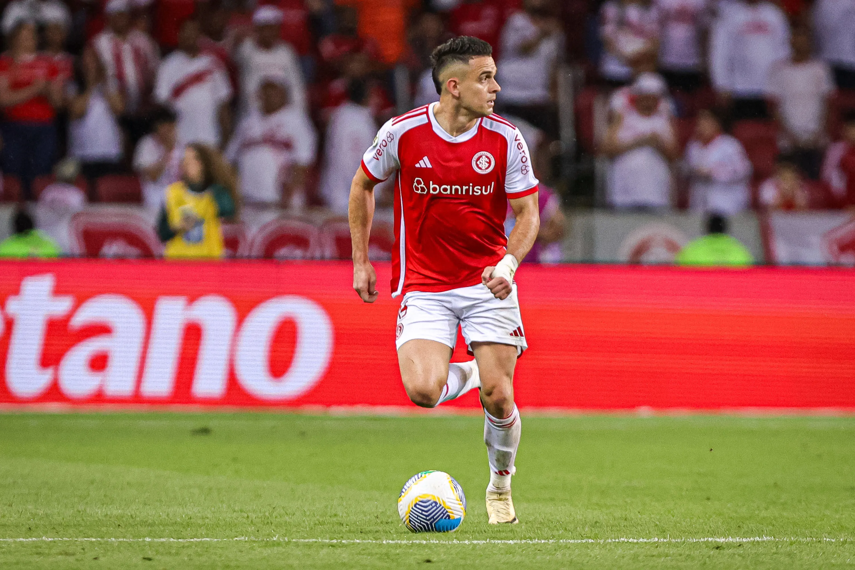 Rafael Borre jogador do Internacional durante partida contra o Fluminense – Foto: Maxi Franzoi/AGIF