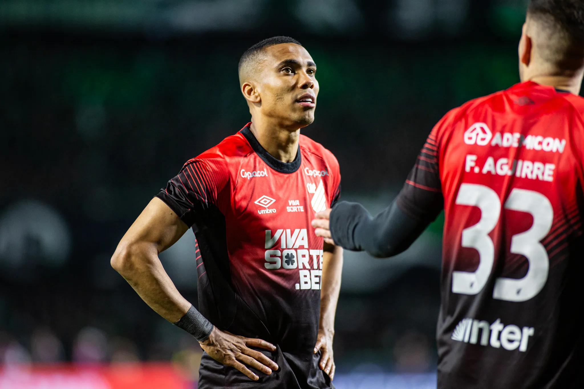 PR – CURITIBA – 19/10/2025 – BRASILEIRO B 2025, CORITIBA X ATHLETICO-PR – Madson jogador do Athletico-PR durante partida contra o Coritiba no estadio Couto Pereira pelo campeonato Brasileiro B 2025. Foto: Luis Garcia/AGIF