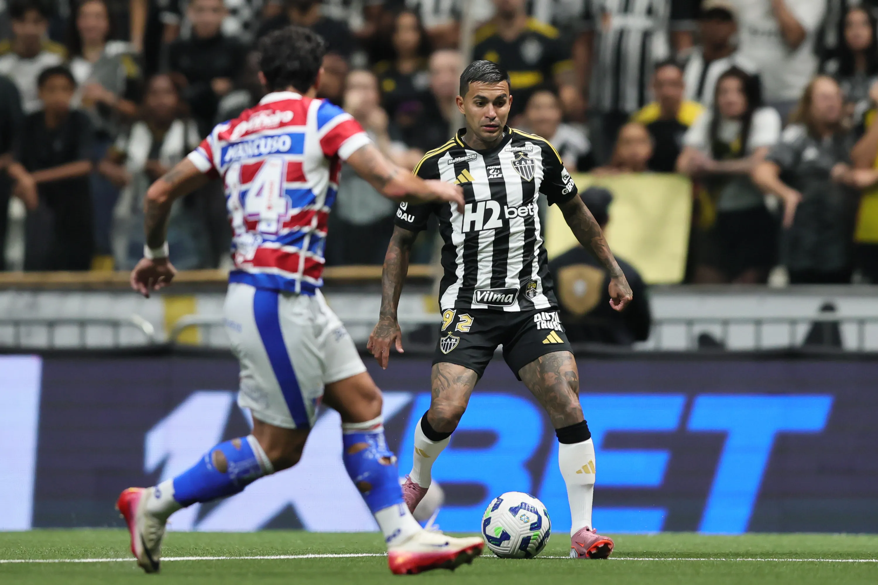 Dudu jogador do Atletico-MG durante partida contra o Fortaleza no estadio Arena MRV pelo campeonato Brasileiro A 2025. Foto: Gilson Lobo/AGIF