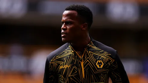Jhon Arias, do Wolverhampton Wanderers, aquece antes do amistoso de pré-temporada entre Wolverhampton Wanderers e Celta de Vigo, no Molineux, em 9 de agosto de 2025, em Wolverhampton, Inglaterra. (Foto de Jack Thomas/Getty Images)