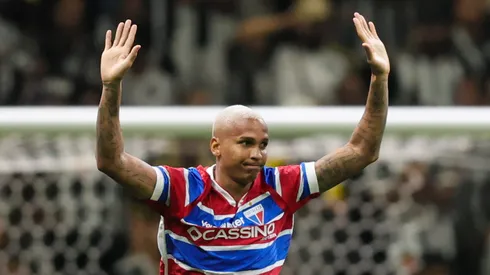 Deyverson pede desculpa nos três gols em que marcou contra o Atlético-MG. Foto: Gilson Lobo/AGIF