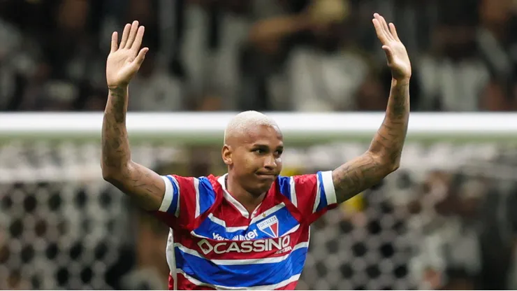Deyverson pede desculpa nos três gols em que marcou contra o Atlético-MG. Foto: Gilson Lobo/AGIF
