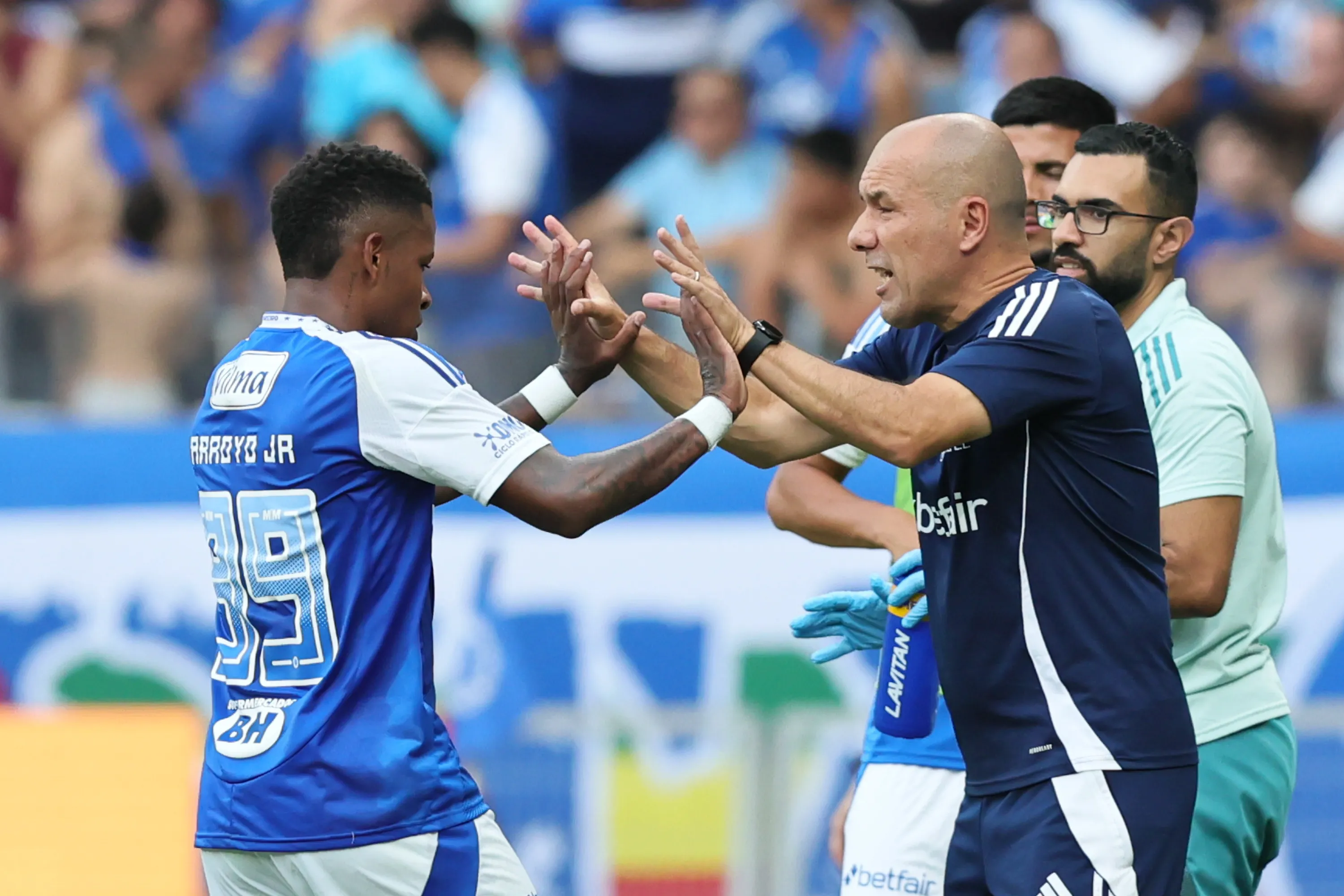 Arroyo jogador do Cruzeiro comemora seu gol durante partida contra o Vitoria no estadio Mineirao pelo campeonato Brasileiro A 2025.  Foto: Gilson Lobo/AGIF