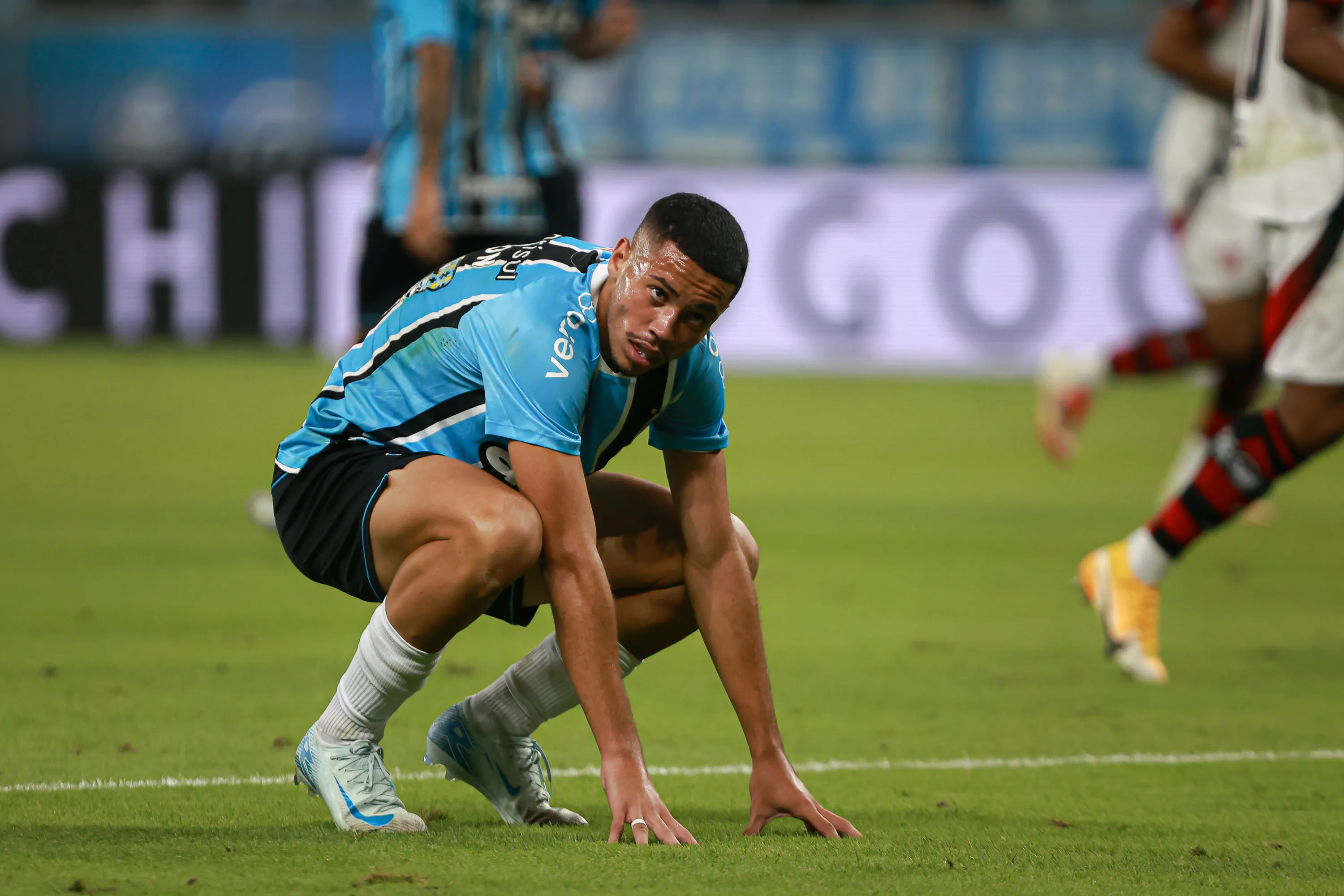 RS – PORTO ALEGRE – 13/04/2025 – BRASILEIRO A 2025, GREMIO X FLAMENGO – Alysson Edward jogador do Gremio lamenta durante partida contra o Flamengo no estadio Arena do Gremio pelo campeonato Brasileiro A 2025. Foto: Maxi Franzoi/AGIF