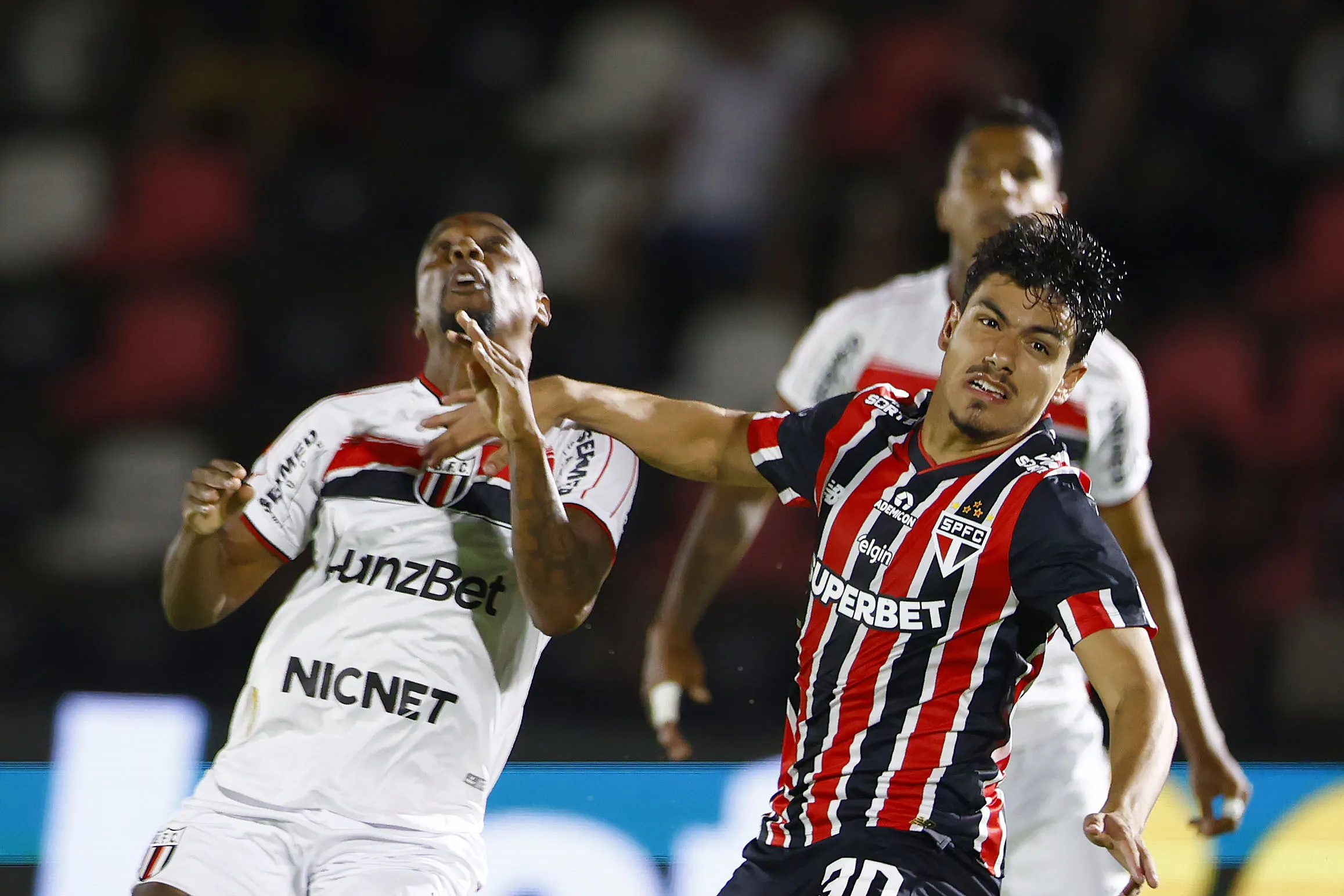 SP – RIBEIRAO PRETO – 20/01/2025 – PAULISTA 2025, BOTAFOGO-SP X SAO PAULO – Joao Moreira jogador do Sao Paulo durante partida contra o Botafogo-SP no estadio Santa Cruz pelo campeonato Paulista 2025. Foto: Thiago Calil/AGIF