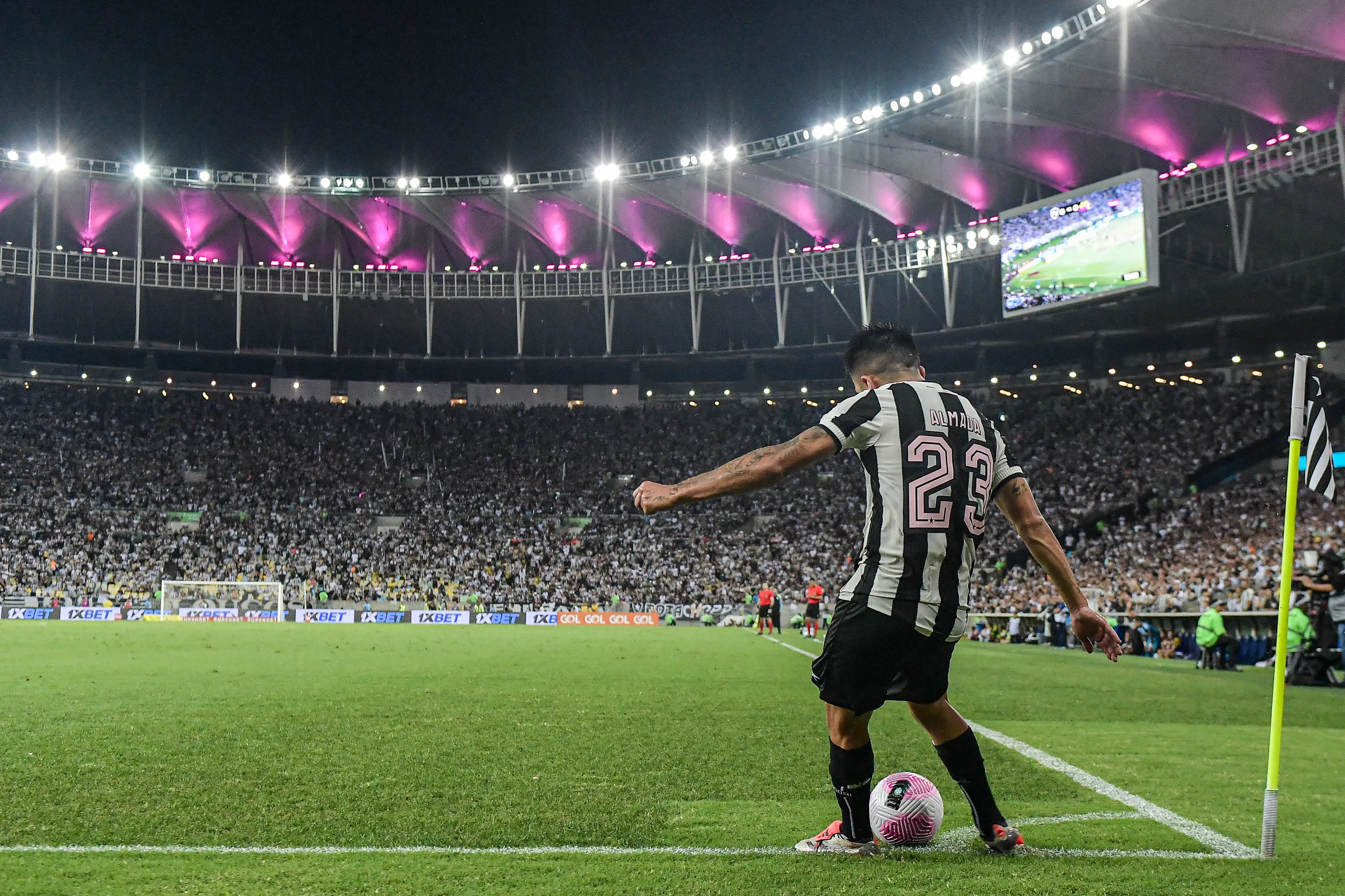 Almada jogador do Botafogo durante partida contra o Criciuma no estadio Maracana pelo campeonato Brasileiro A 2024. Foto: Thiago Ribeiro/AGIF