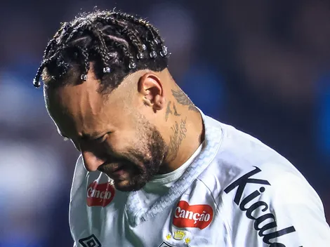 Torcida do Santos cobra Neymar em frente ao CT