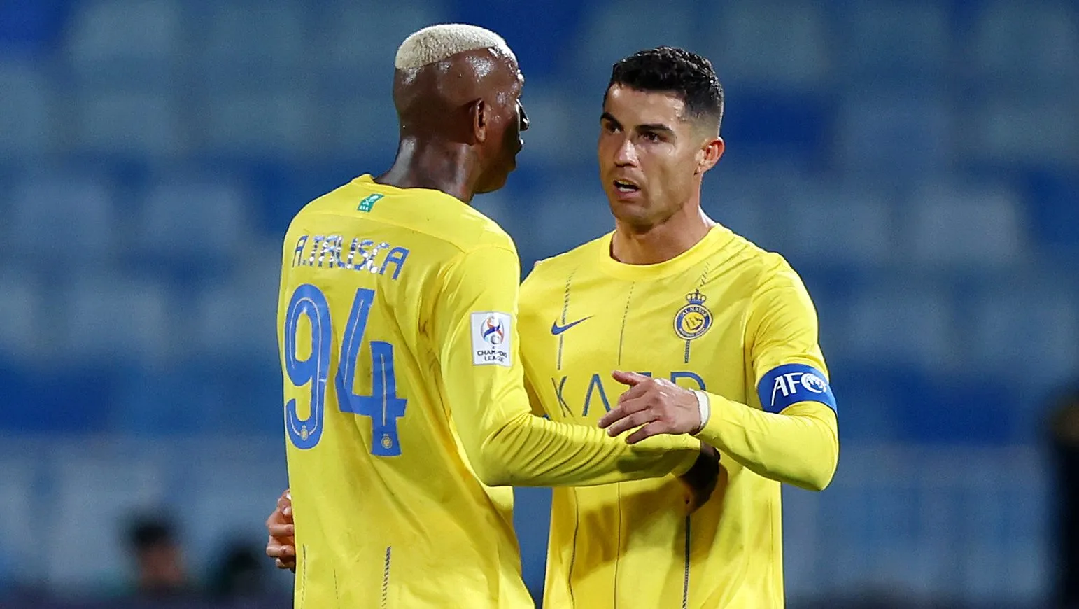 Talisca ao lado de Cristiano Ronaldo pelo Al Nassr.  (Photo by Yasser Bakhsh/Getty Images)