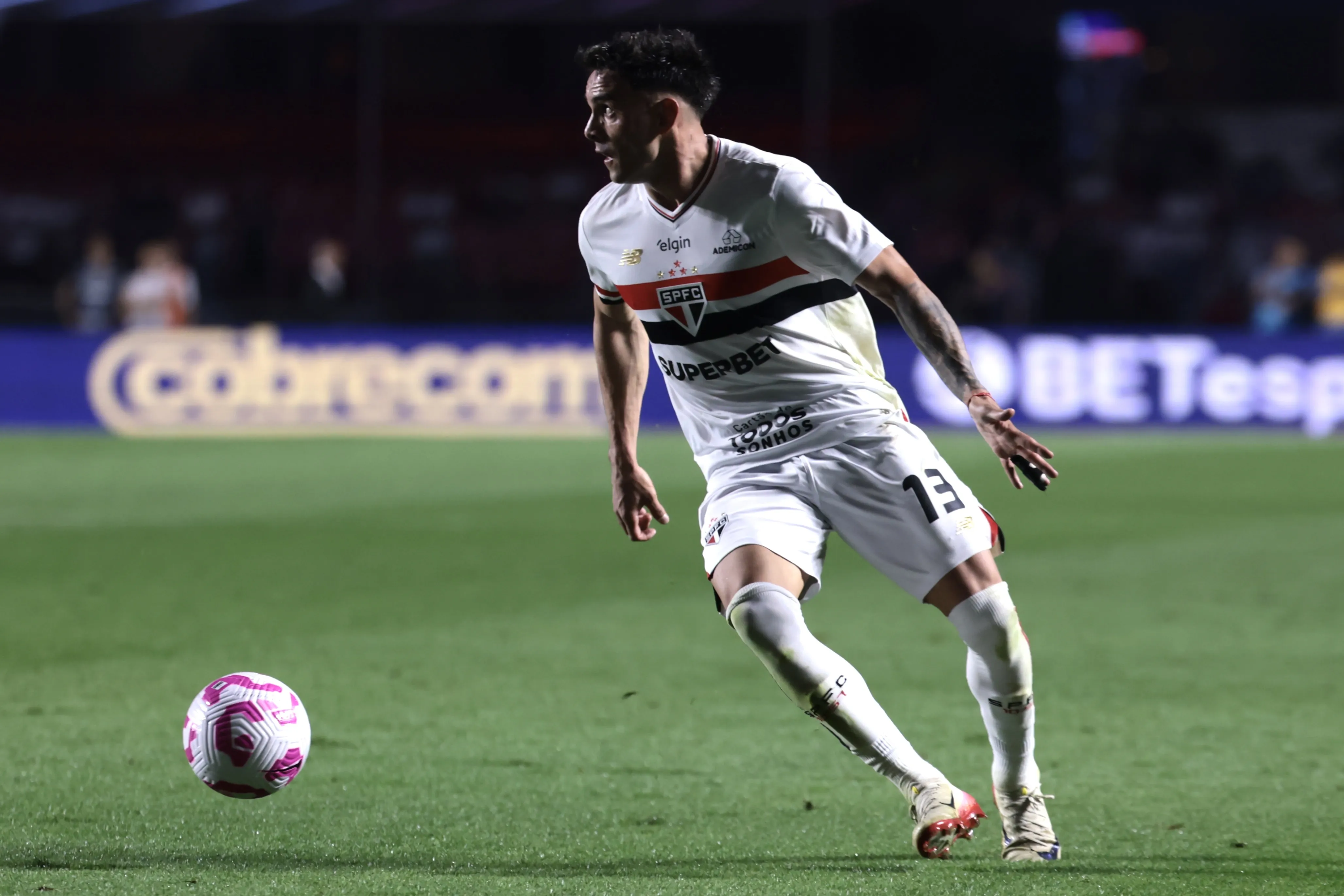 Enzo Diaz jogador do São Paulo durante partida contra o Bahia – Foto: Marcello Zambrana/AGIF