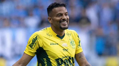 Reinaldo durante confronto contra o Grêmio no Campeonato Brasileiro de 2025.