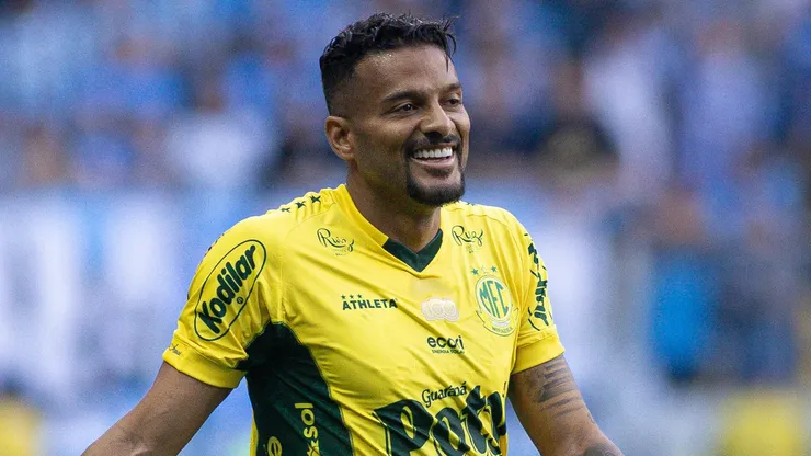 Reinaldo durante confronto contra o Grêmio no Campeonato Brasileiro de 2025.
