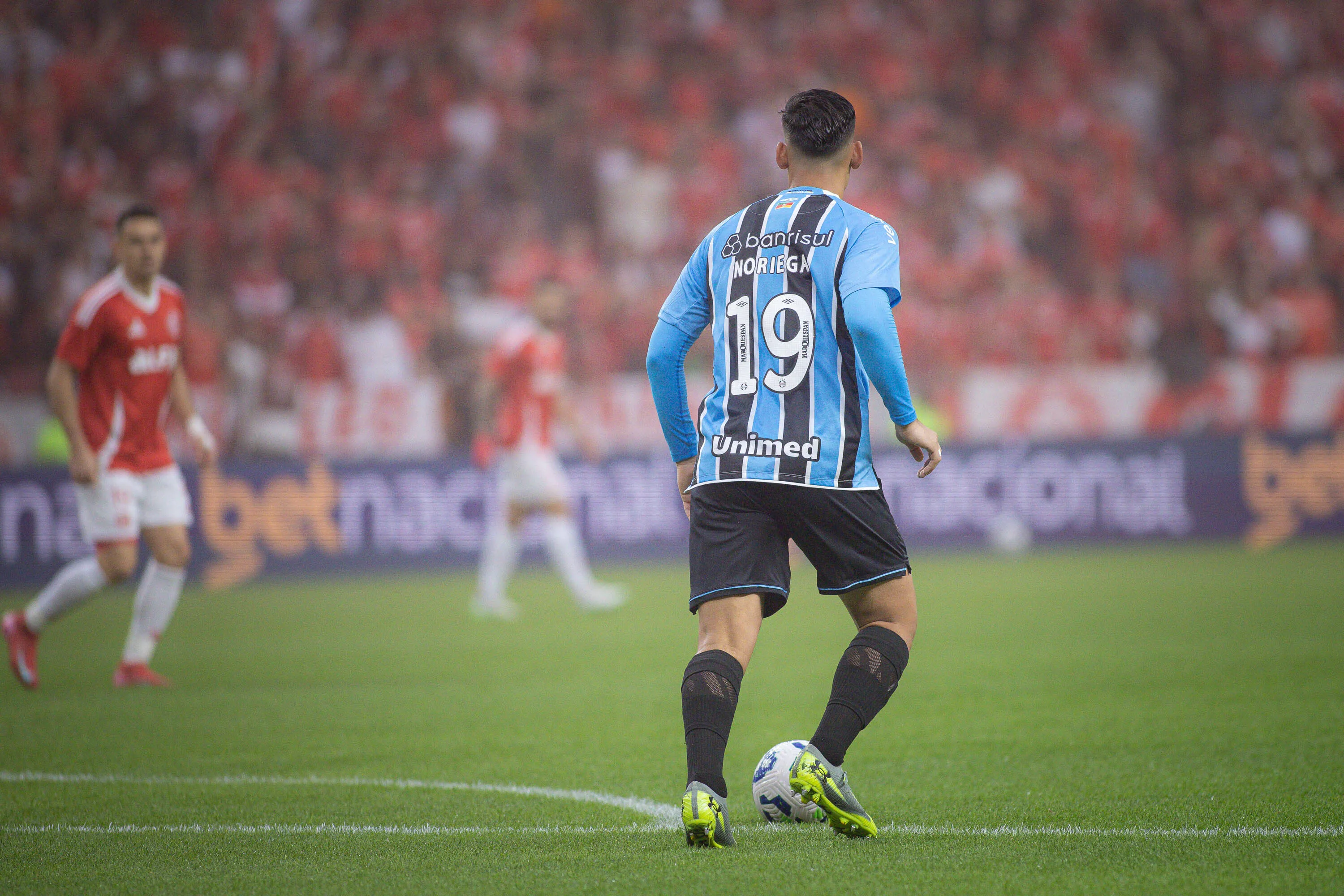 Erick Noriega jogador do Grêmio durante partida contra o Internacional – Foto: Maxi Franzoi/AGIF