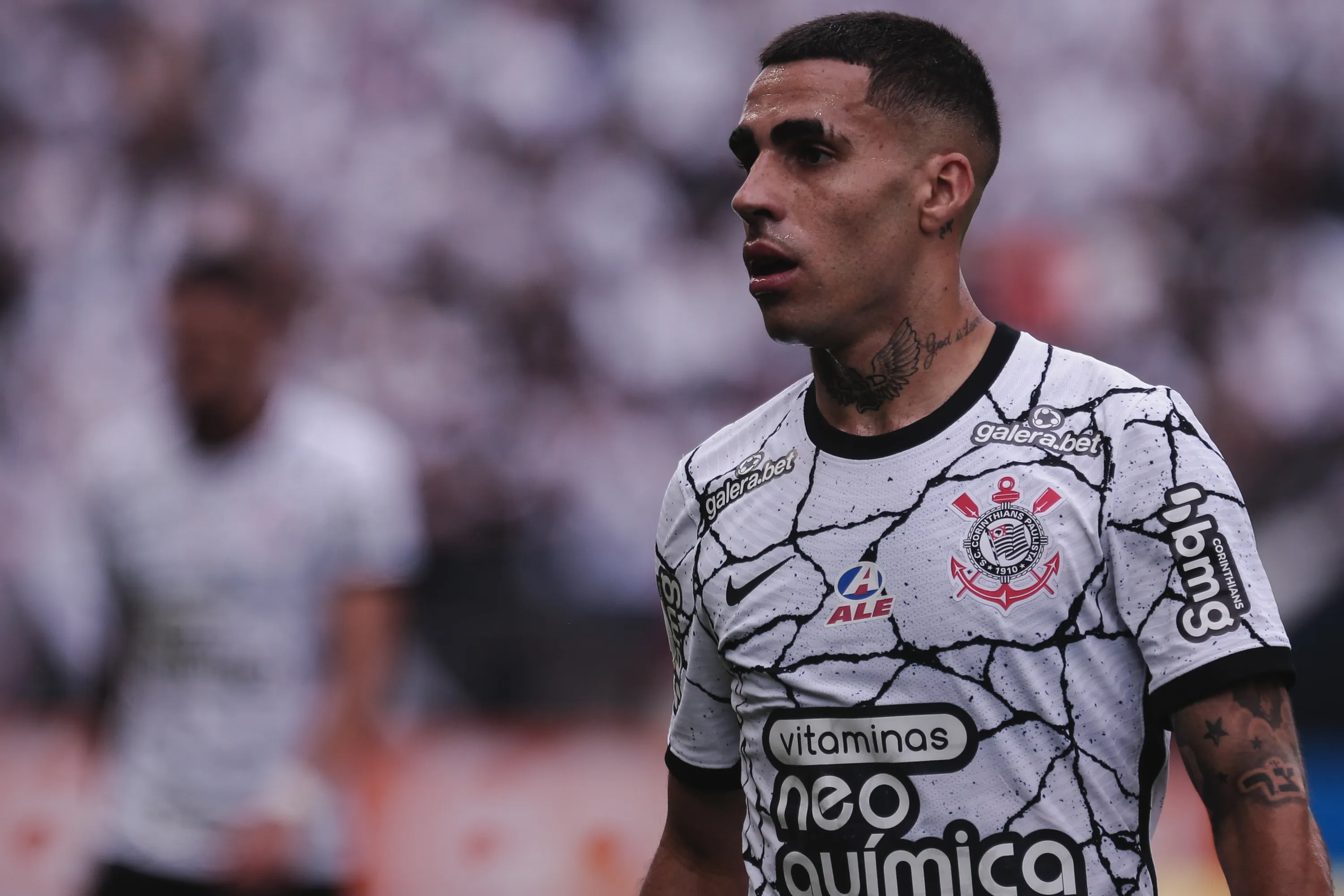 Gabriel durante partida contra o Santos no Campeonato Brasileiro de 2021. Foto: Ettore Chiereguini/AGIF