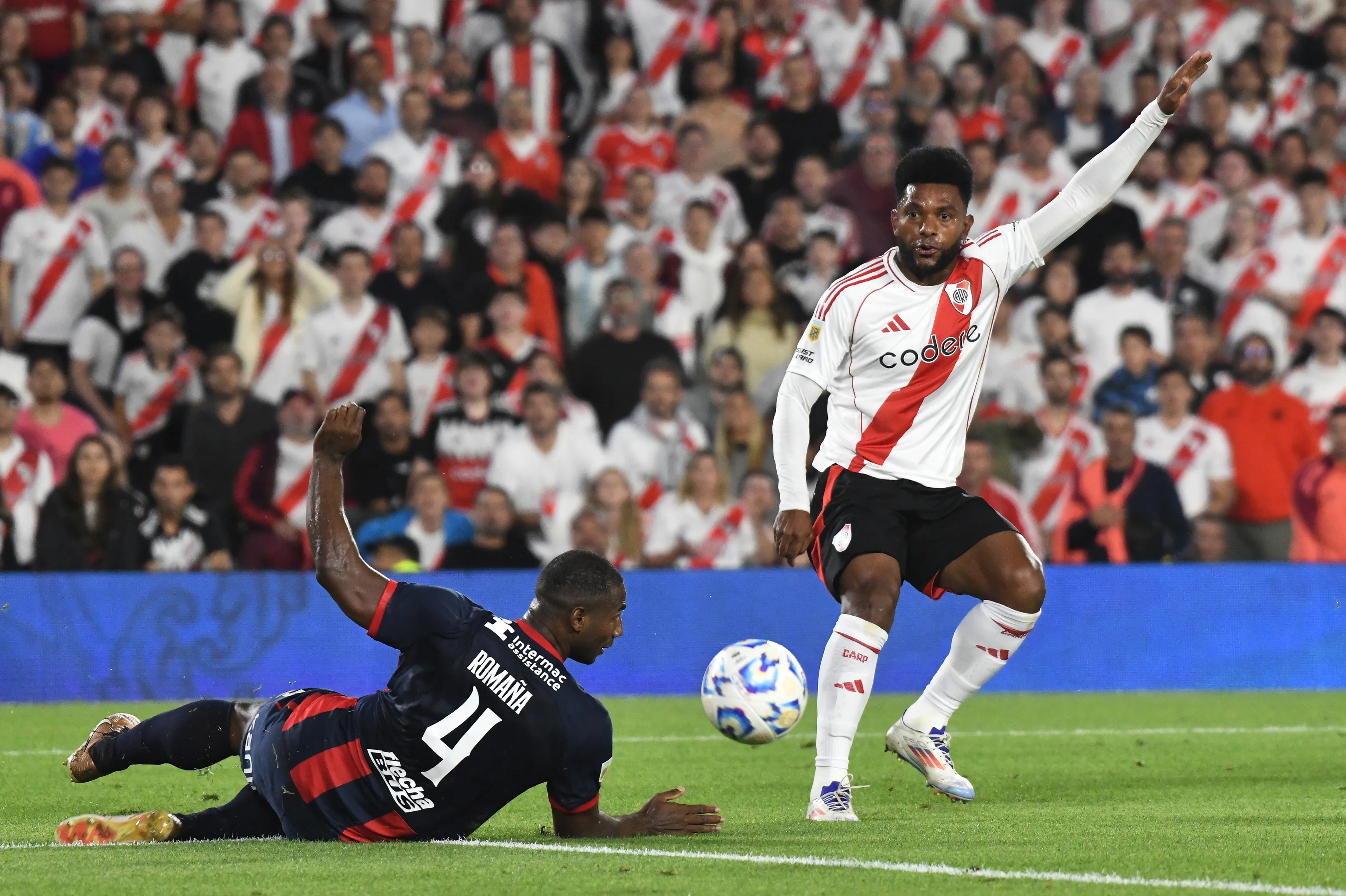 Jhohan Romaña disputando a bola com Miguel Borja em River Plate x San Lorenzo em 2024 (Photo by Federico Peretti/Getty Images)