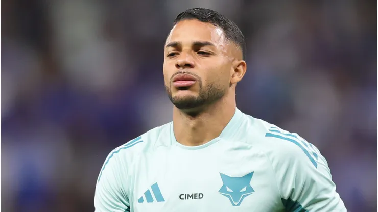 Wanderson durante aquecimento para partida contra o Internacional no Campeonato Brasileiro de 2025.