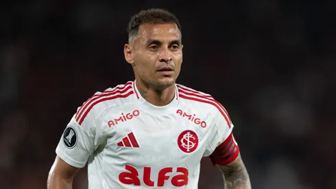 Alan Patrick jogador do Internacional durante partida contra o Flamengo no estádio Maracanã pelo campeonato Copa Libertadores 2025. Foto: Jorge Rodrigues/AGIF