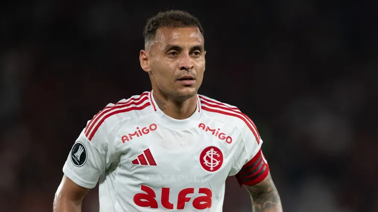 Alan Patrick jogador do Internacional durante partida contra o Flamengo no estádio Maracanã pelo campeonato Copa Libertadores 2025. Foto: Jorge Rodrigues/AGIF
