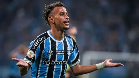 Bitello jogador do Gremio comemora seu gol durante partida contra o Internacional no estadio Arena do Gremio pelo campeonato BRASILEIRO A 2023.