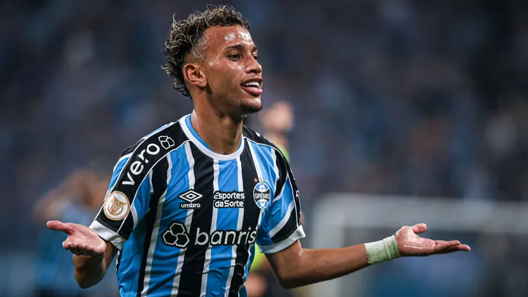 Bitello jogador do Gremio comemora seu gol durante partida contra o Internacional no estadio Arena do Gremio pelo campeonato BRASILEIRO A 2023.