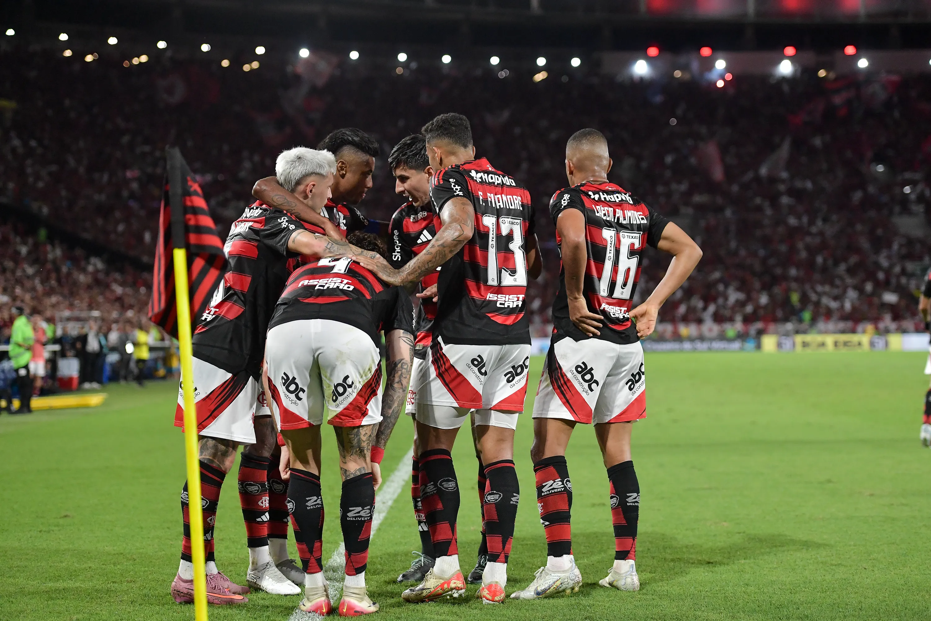 RJ – RIO DE JANEIRO – 09/11/2025 – BRASILEIRO A 2025, FLAMENGO X SANTOS – Leo Pereira jogador do Flamengo comemora seu gol com jogadores do seu time durante partida contra o Santos no estadio Maracana pelo campeonato Brasileiro A 2025. Foto: Thiago Ribeiro/AGIF