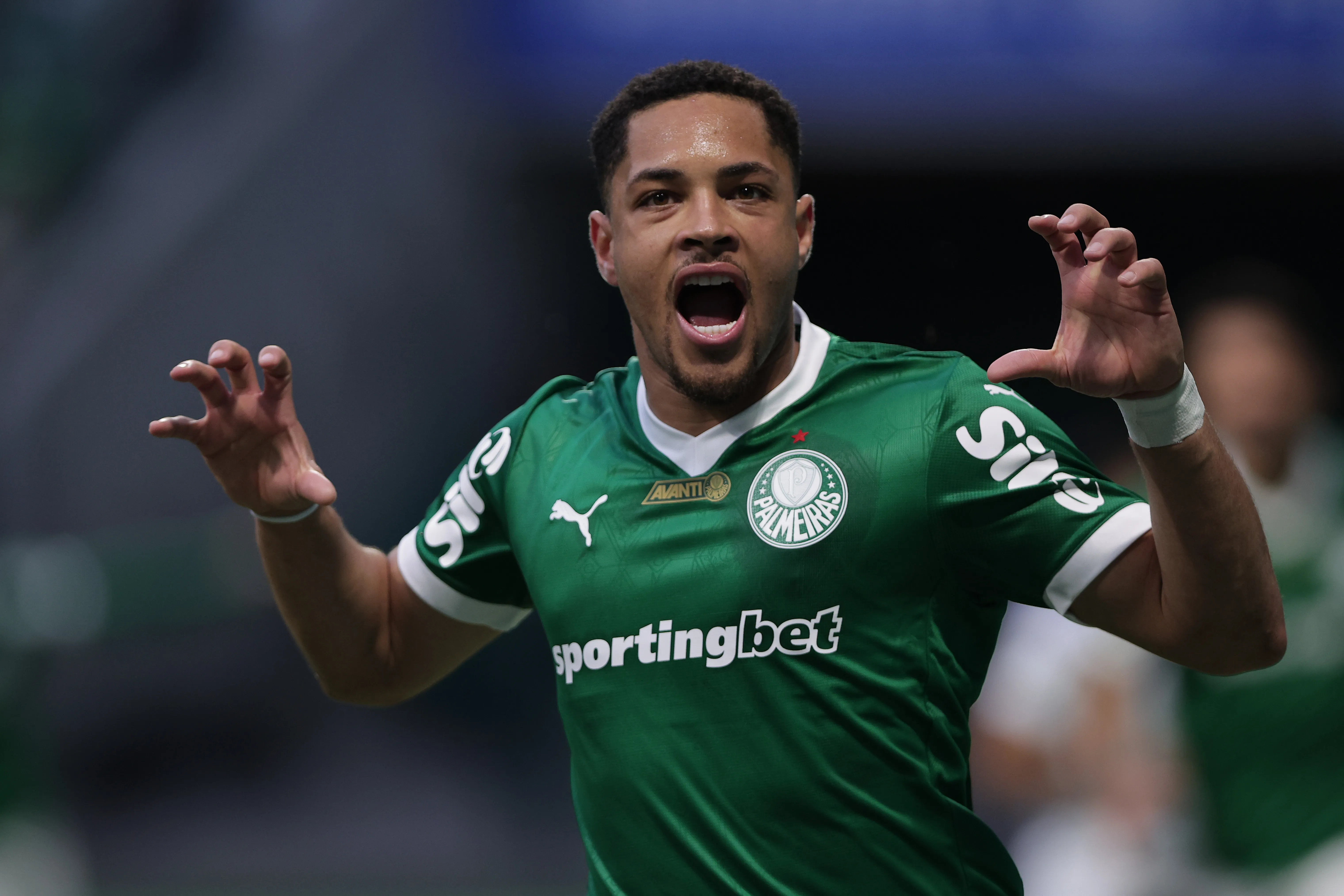 SP – SAO PAULO – 10/08/2025 – BRASILEIRO A 2025, PALMEIRAS X CEARA – Vitor Roque jogador do Palmeiras comemora seu gol durante partida contra o Ceara no estadio Arena Allianz Parque pelo campeonato Brasileiro A 2025. Foto: Ettore Chiereguini/AGIF