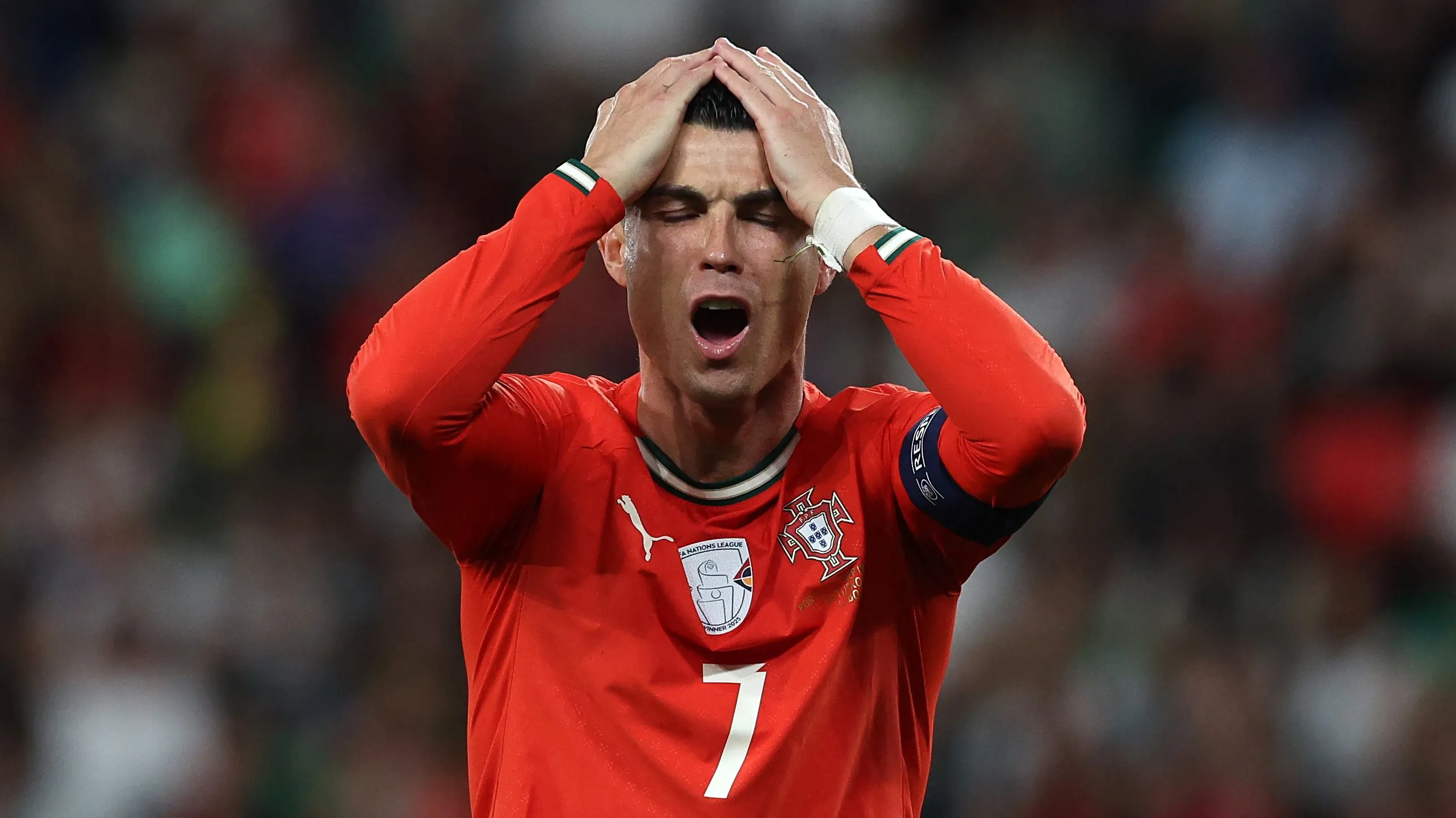 Cristiano Ronaldo lamentando pela seleção de Portugal. (Photo by Carlos Rodrigues/Getty Images)