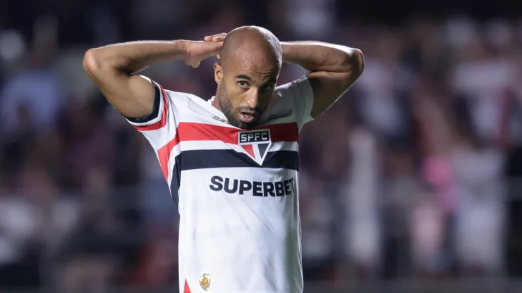 Lucas pode ser ausência em Corinthians x São Paulo.