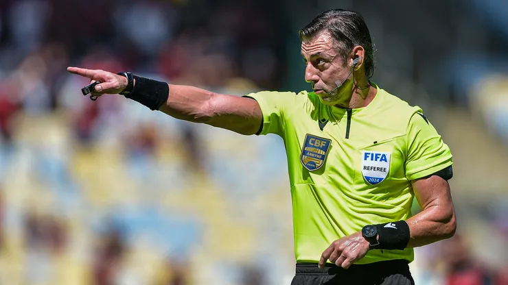 O arbitro Raphael Claus durante partida entre Flamengo e Botafogo no estadio Maracana pelo campeonato Brasileiro A 2024.