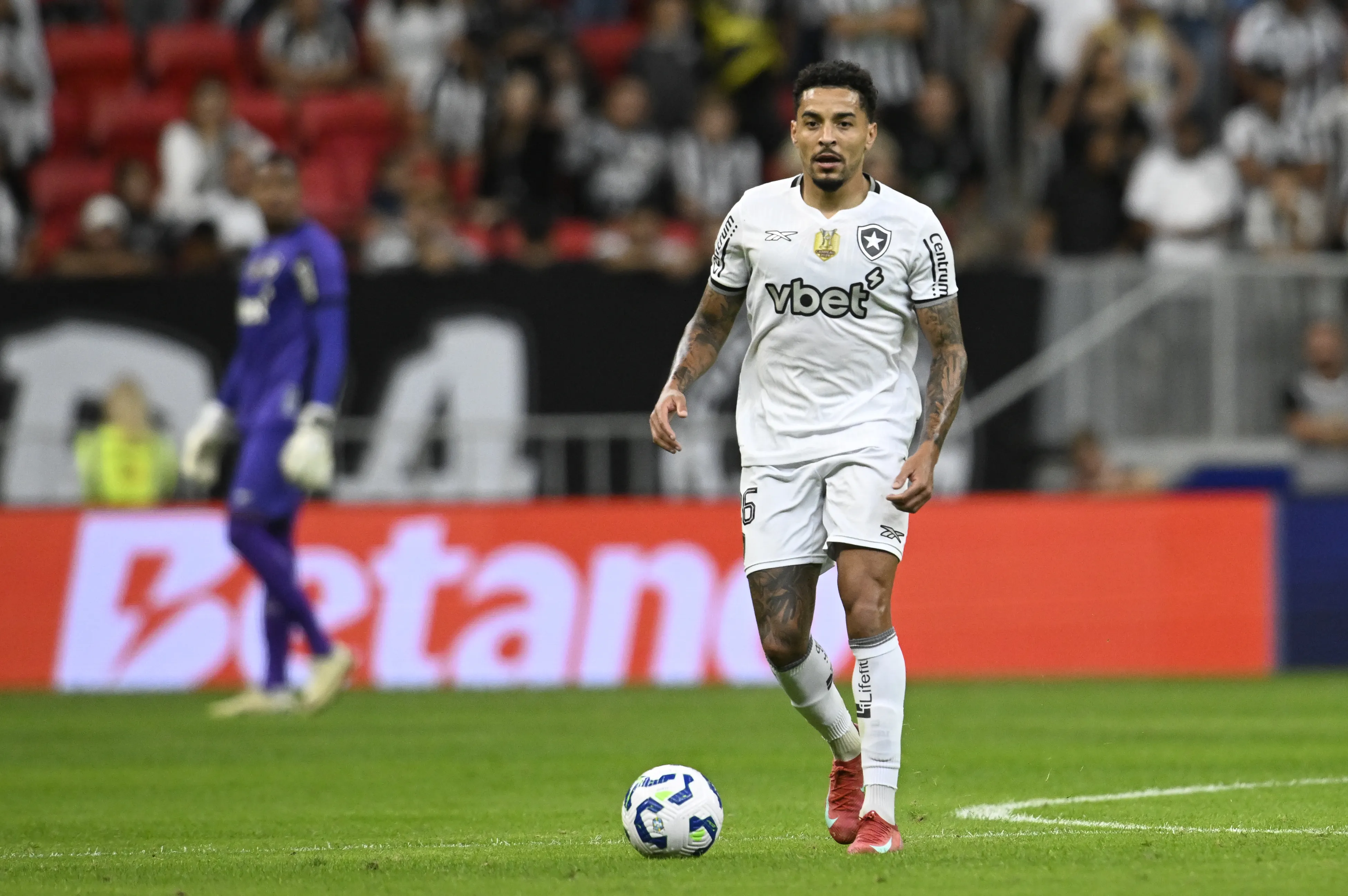 DF – BRASILIA – 12/07/2025 – BRASILEIRO A 2025, VASCO X BOTAFOGO –  Gregore jogador do Botafogo durante partida contra o Vasco no estadio Mane Garrincha pelo campeonato Brasileiro A 2025. Foto: Mateus Bonomi/AGIF