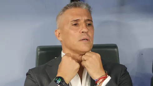 Hernán Crespo durante confronto contra o Cruzeiro no Campeonato Brasileiro de 2025.
