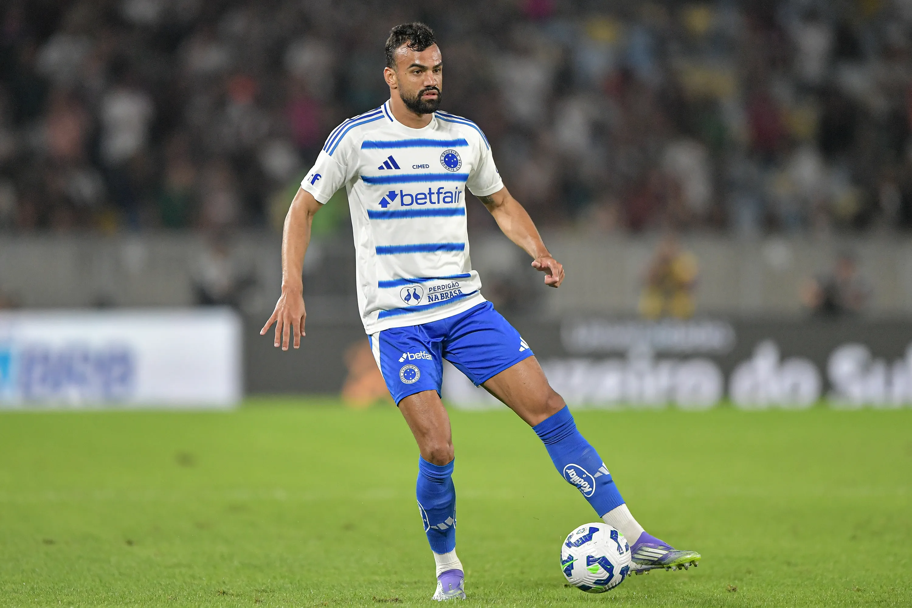 RJ – RIO DE JANEIRO – 17/07/2025 – BRASILEIRO A 2025, FLUMINENSE X CRUZEIRO – Fabricio Bruno jogador do Cruzeiro durante partida contra o Fluminense no estadio Maracana pelo campeonato Brasileiro A 2025. Foto: Thiago Ribeiro/AGIF