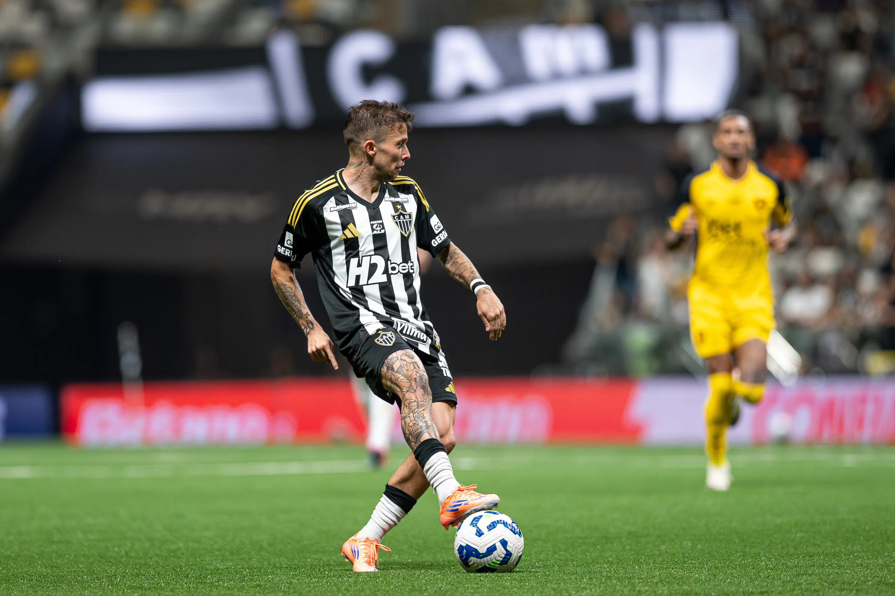Bernard durante partida contra o Sport no Campeonato Brasileiro de 2025. Foto: Alessandra Torres/AGIF