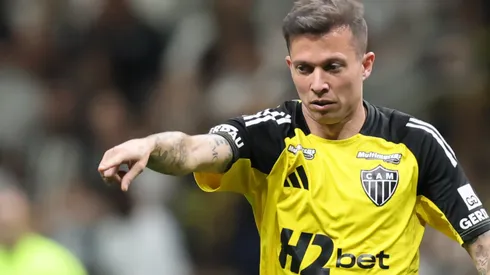 Bernard durante confronto contra o Fortaleza no Campeonato Brasileiro de 2025.