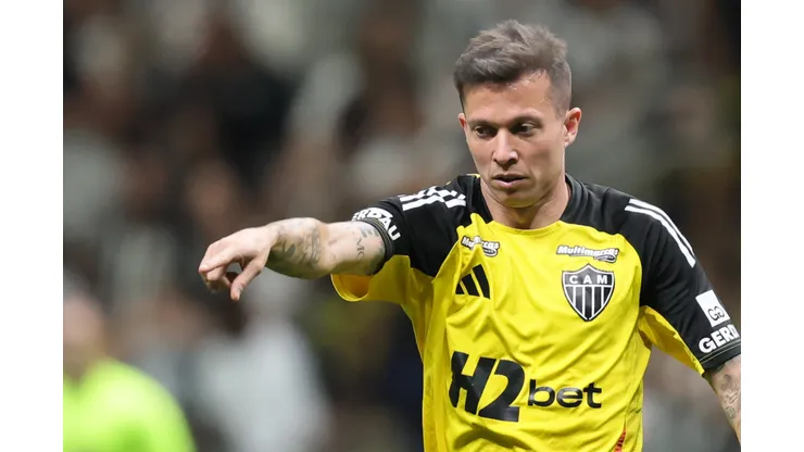 Bernard durante confronto contra o Fortaleza no Campeonato Brasileiro de 2025.