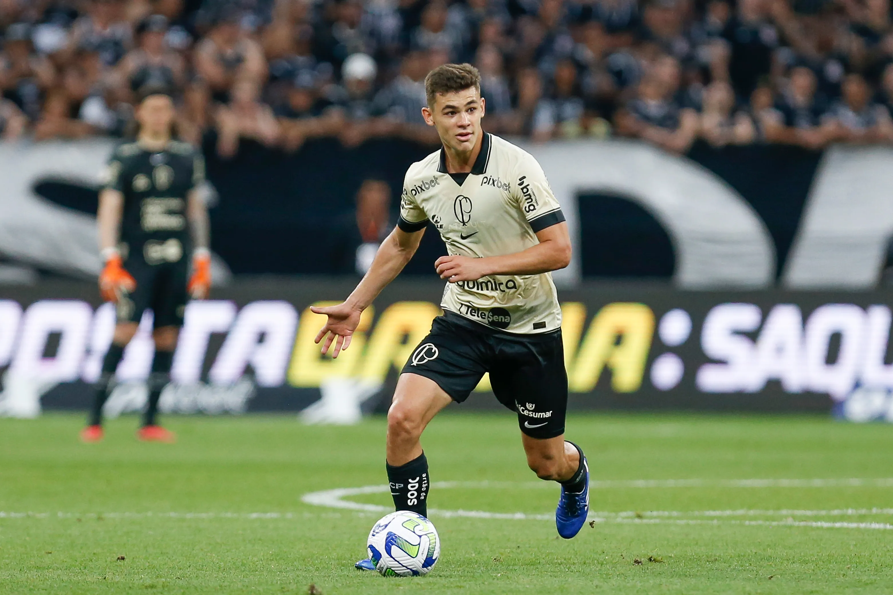 SAO PAULO, BRAZIL – DECEMBER 2: Gabriel Moscardo of Corinthians runs with the ball during the match between Corinthians and Internacional as part of Brasileirao Series A 2023 at Neo Quimica Arena on December 2, 2023 in Sao Paulo, Brazil. (Photo by Ricardo Moreira/Getty Images)