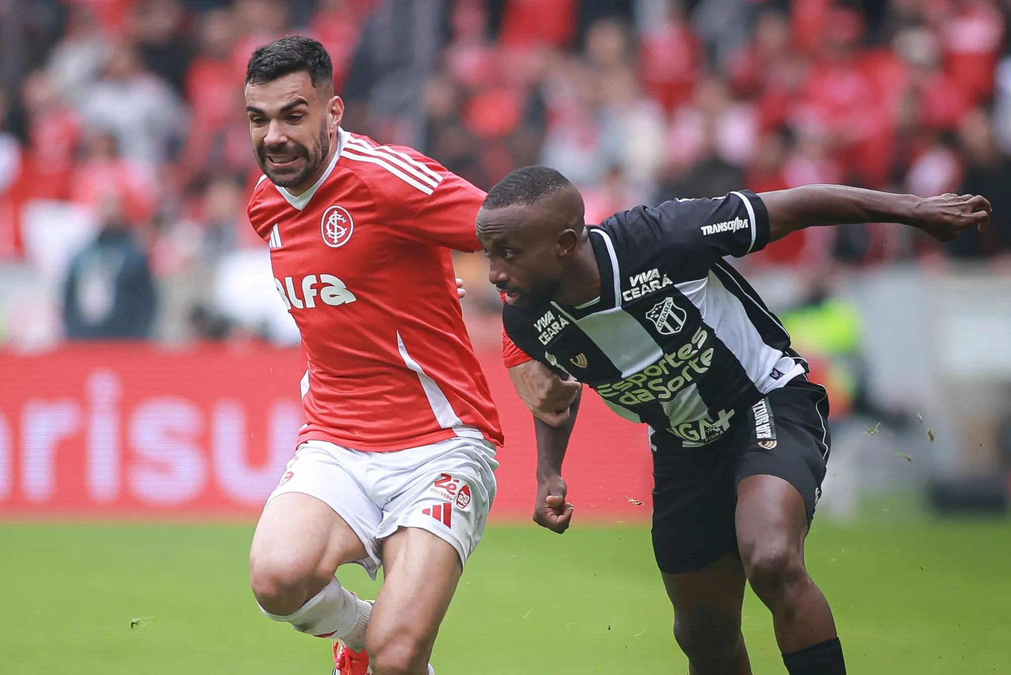 RS – PORTO ALEGRE – 20/07/2025 – BRASILEIRO A 2025, INTERNACIONAL X CEARA – Bruno Henrique jogador do Internacional disputa lance com Diego jogador do Ceara durante partida no estadio Beira-Rio pelo campeonato Brasileiro A 2025. Foto: Maxi Franzoi/AGIF