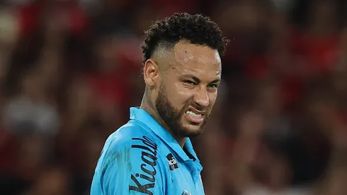 Neymar durante confronto contra o Flamengo no Campeonato Brasileiro de 2025.